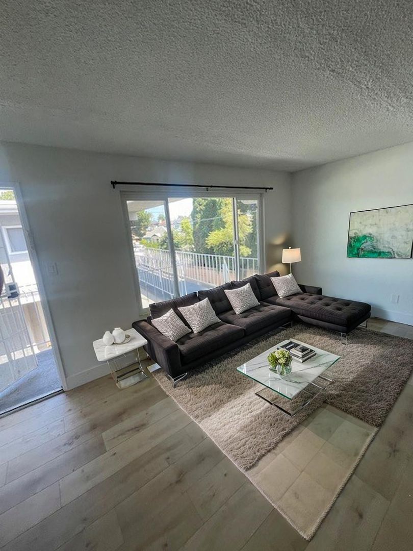 Redondo Beach Apartment: 18216 Kingsdale Ave