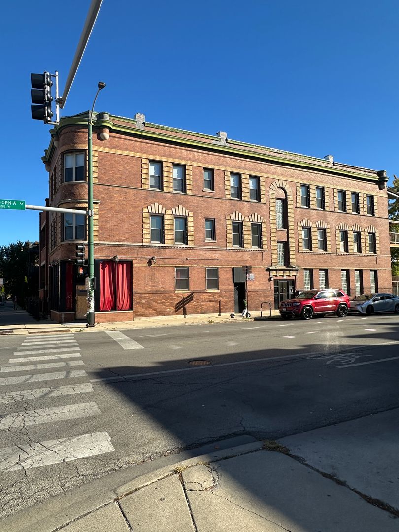 Chicago Apartment: 953 N. California Avenue