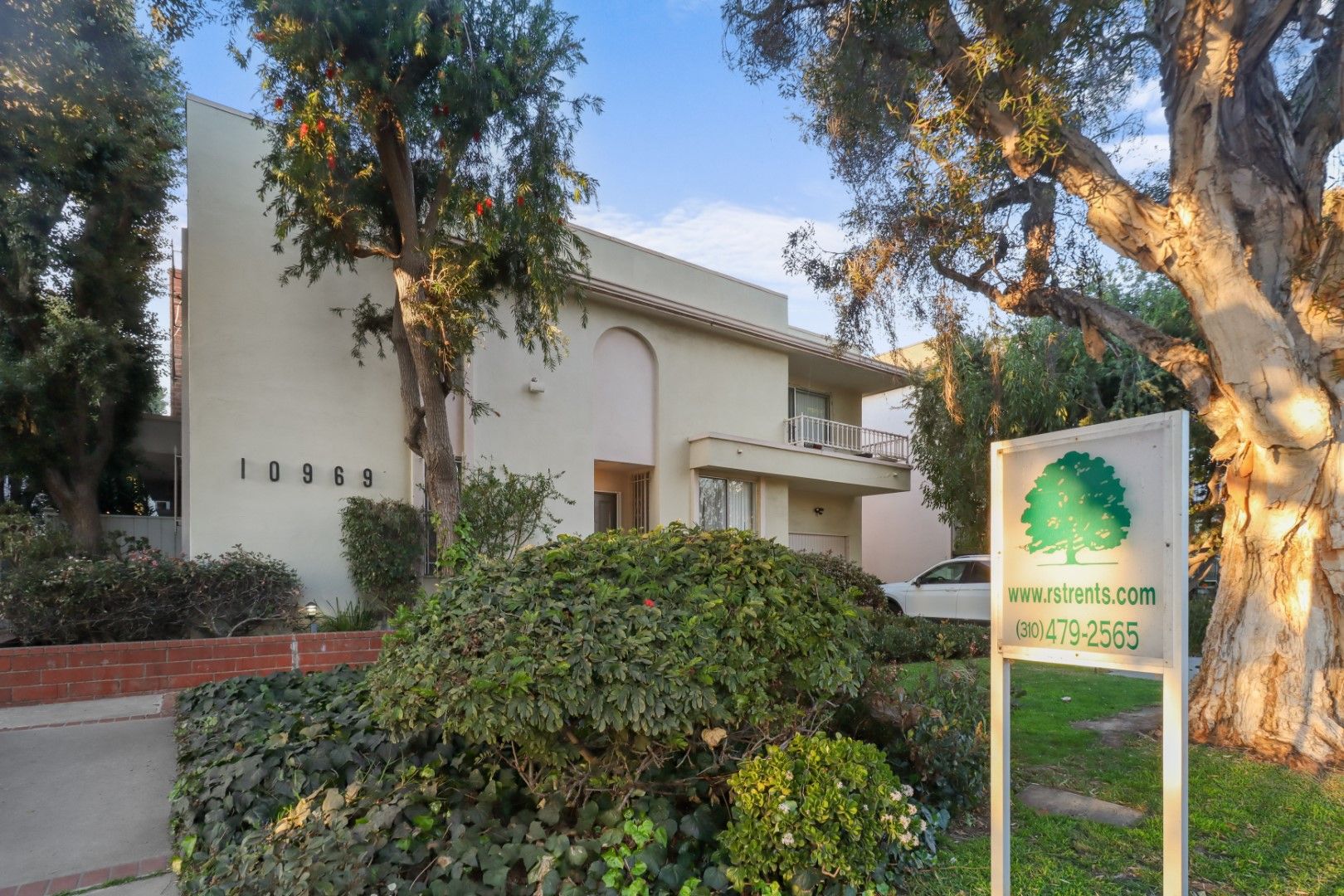 Los Angeles Apartment: 10969 Rose Ave.
