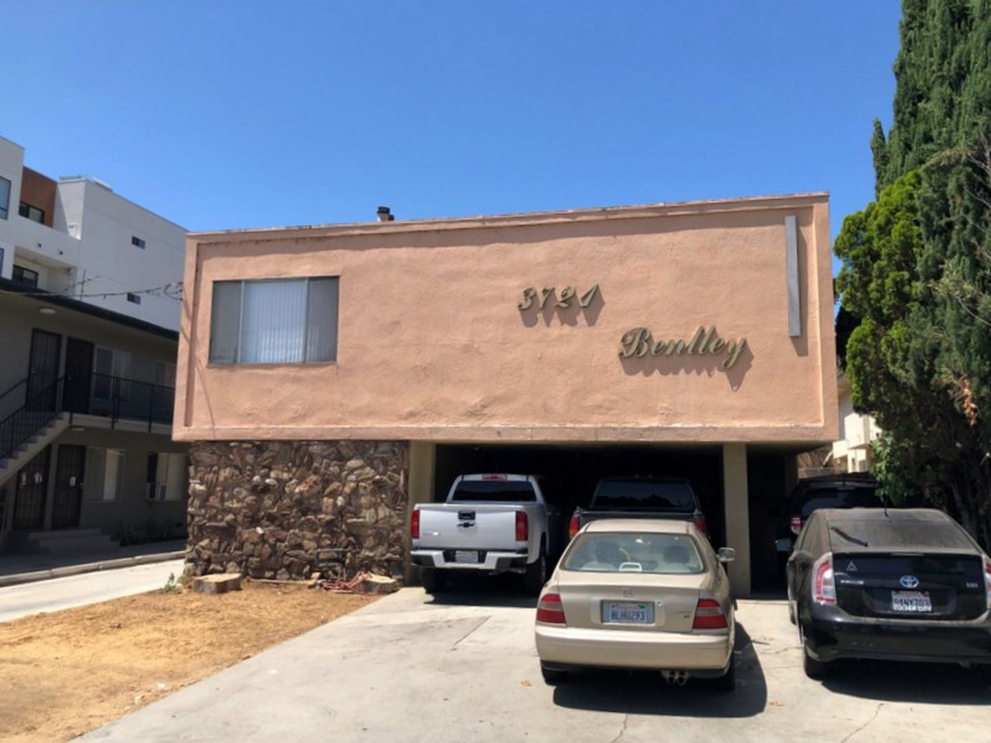 Los Angeles Apartment: 3721 S Bentley Ave