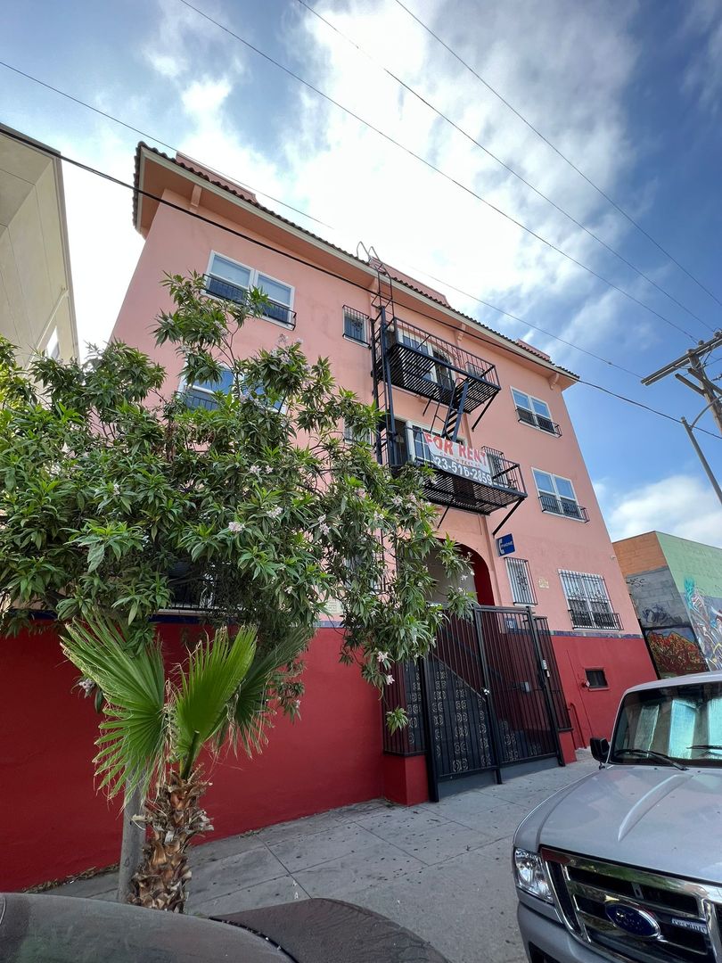 Los Angeles Apartment: 984 S Oxford Ave