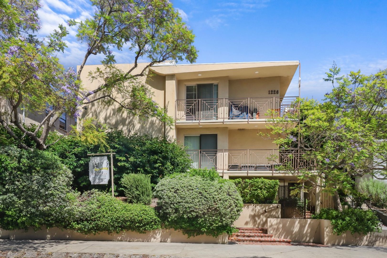 Los Angeles Apartment: 1226 McClellan Drive