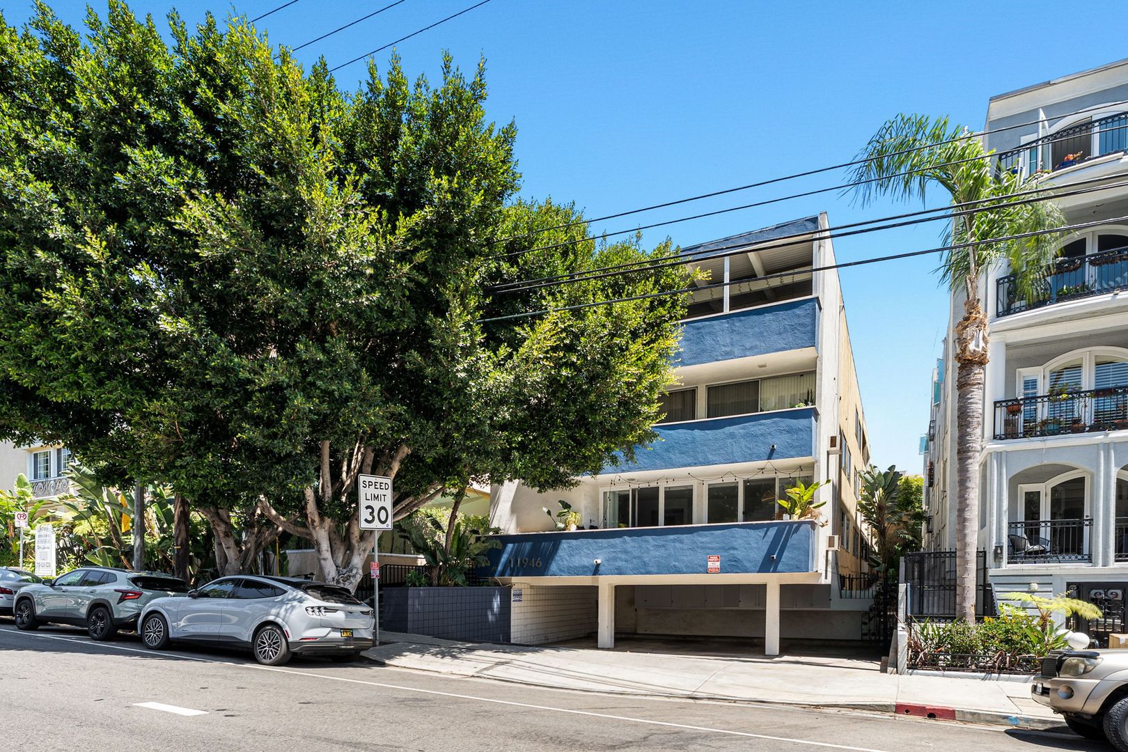 Los Angeles Apartment: 11946 Montana Ave