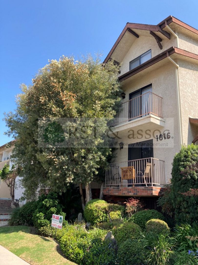 Los Angeles Apartment: 1816 Purdue Ave