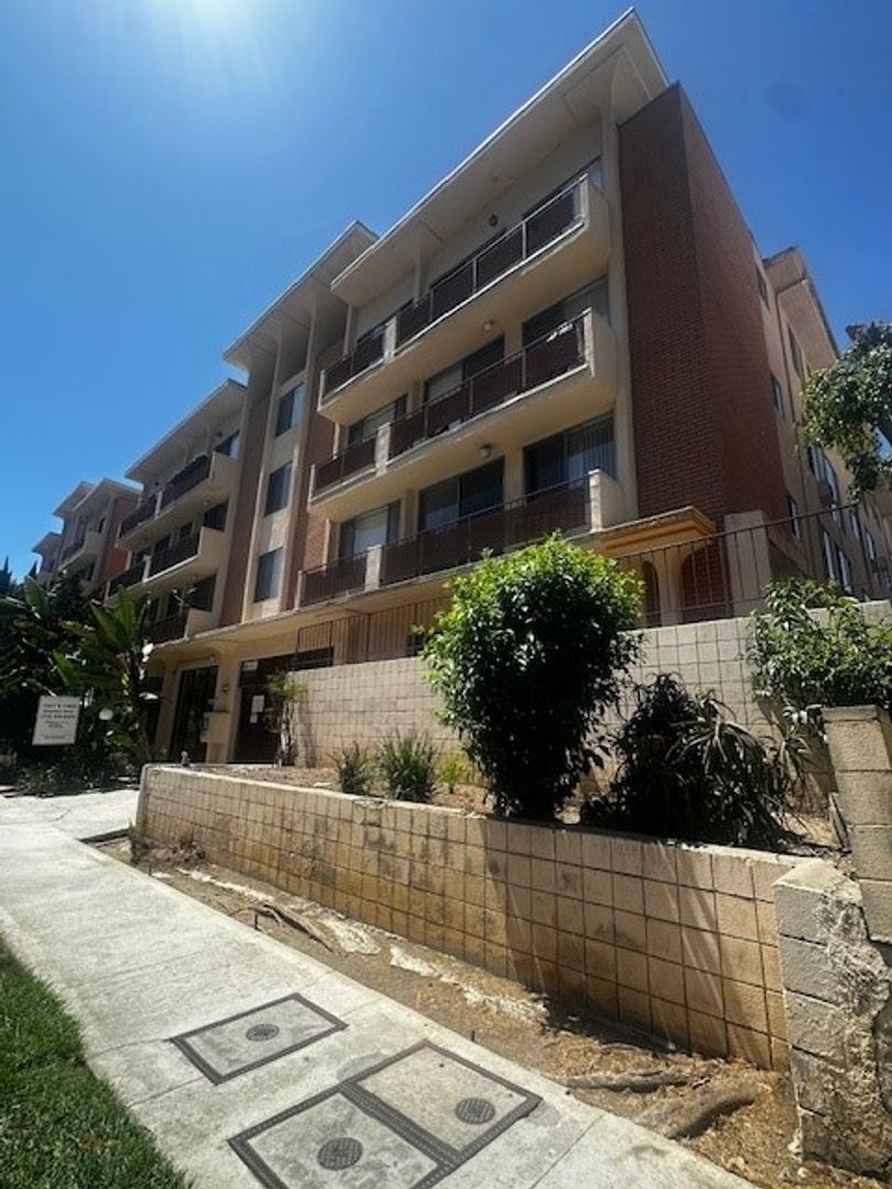 Los Angeles Apartment: 11677-11683 Goshen Ave.
