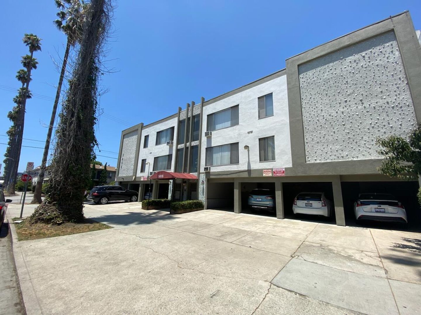 Los Angeles Apartment: 5855 Carlton Way