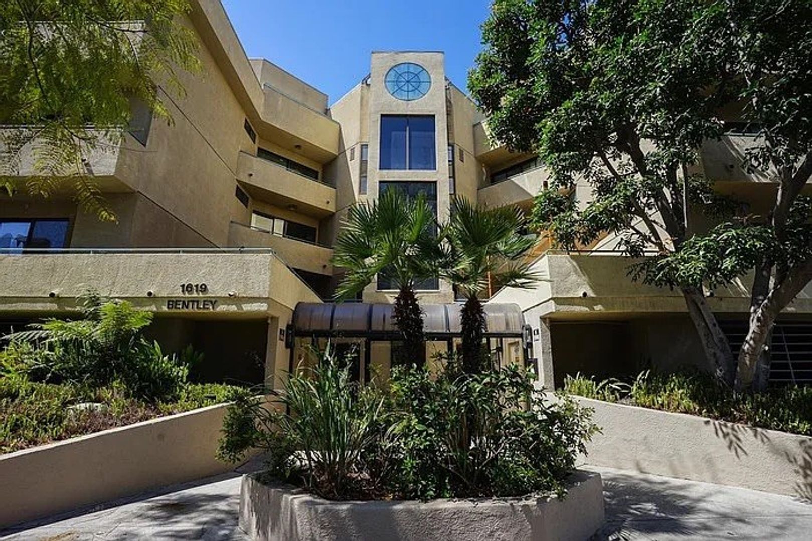 Los Angeles Apartment: 1619 Bentley Ave