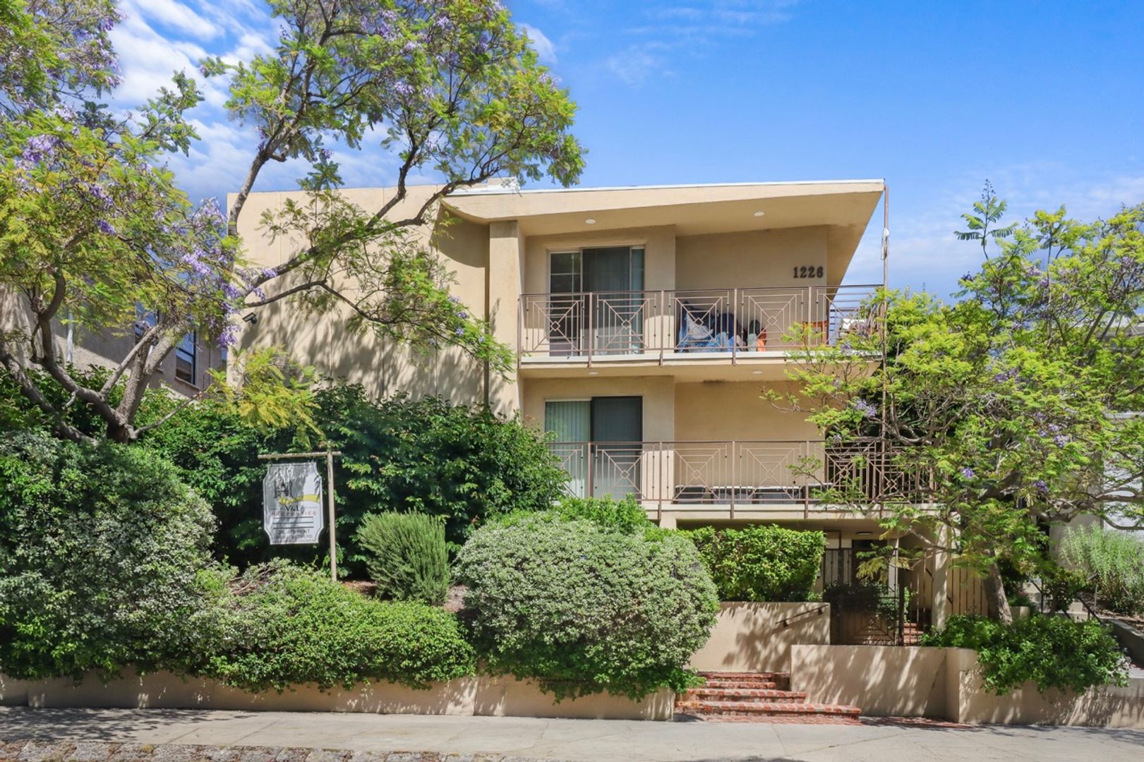 Los Angeles Apartment: 1226 McClellan Drive