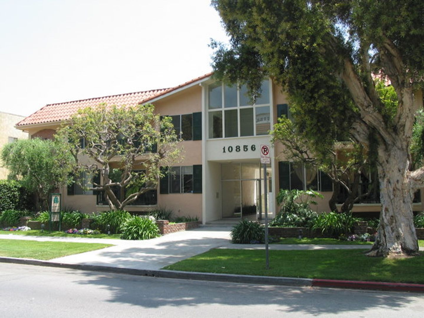 Los Angeles Apartment: 10856 Rose Ave