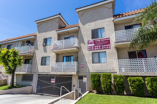 2 Bedroom, 1 Bath in North Hollywood – photo 1