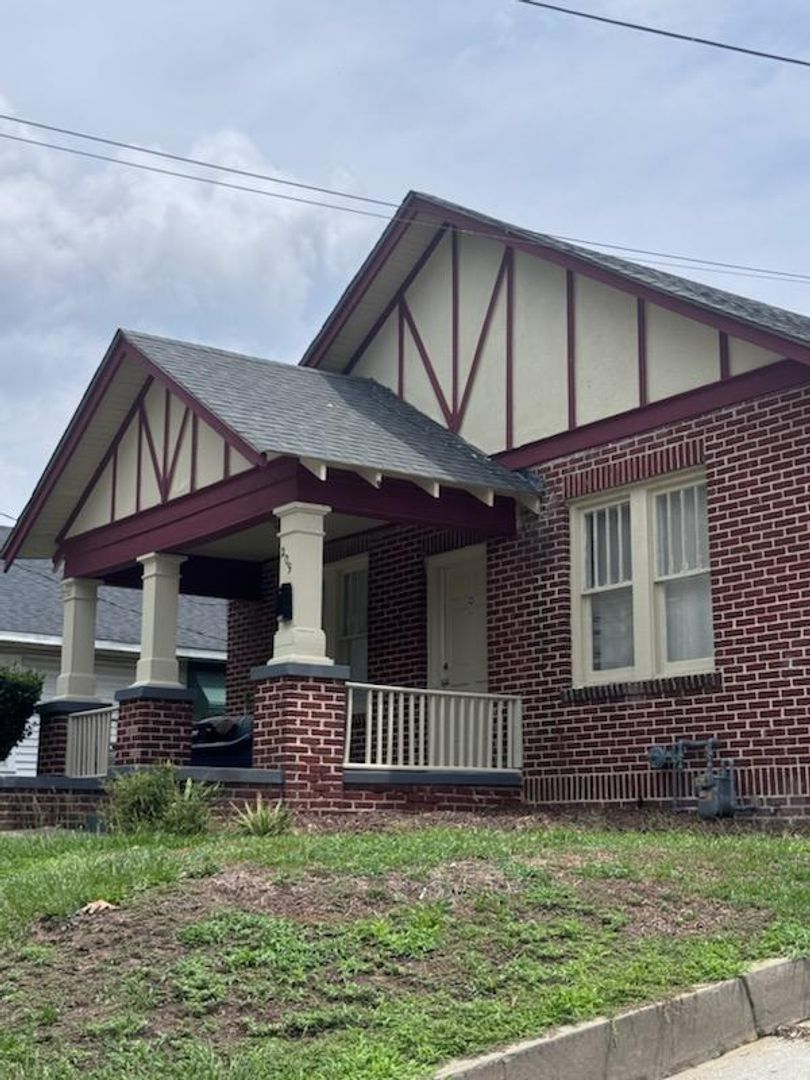Greenville House: 209 S Summit St