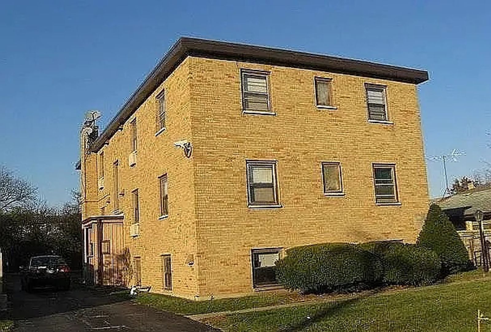Waukegan Apartment: 2626 Cornelia