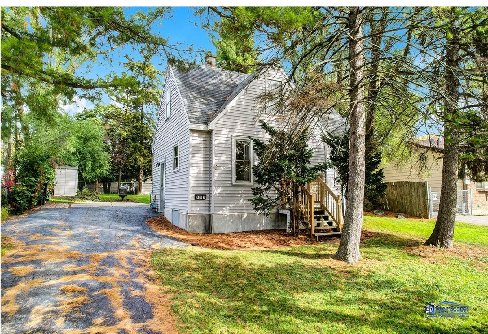 Round Lake Heights House: 708 S Cedarwood Cir