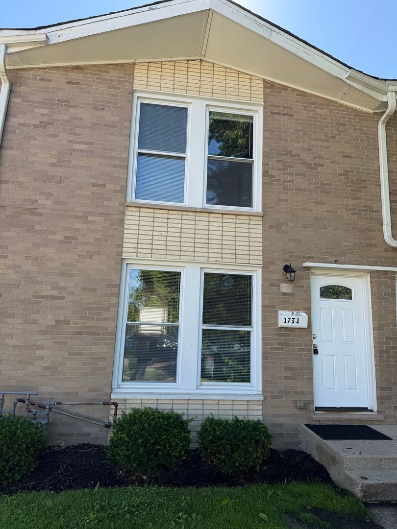 Waukegan House: 1731 N Linden