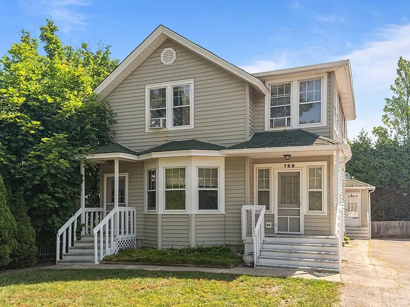 Lake Forest House: 789 N. McKinley Rd Unit 1