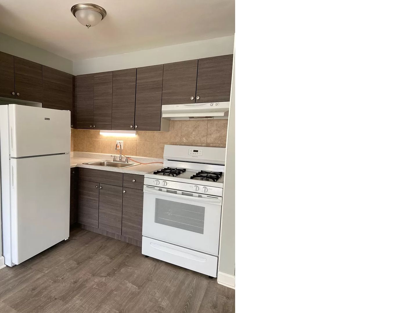 Waukegan Apartment: 2020 Linden Ave