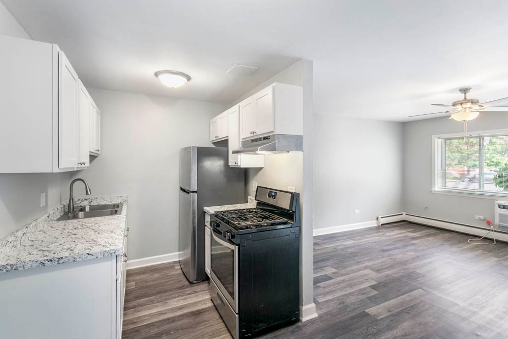 Waukegan Apartment: 2020 Linden Ave