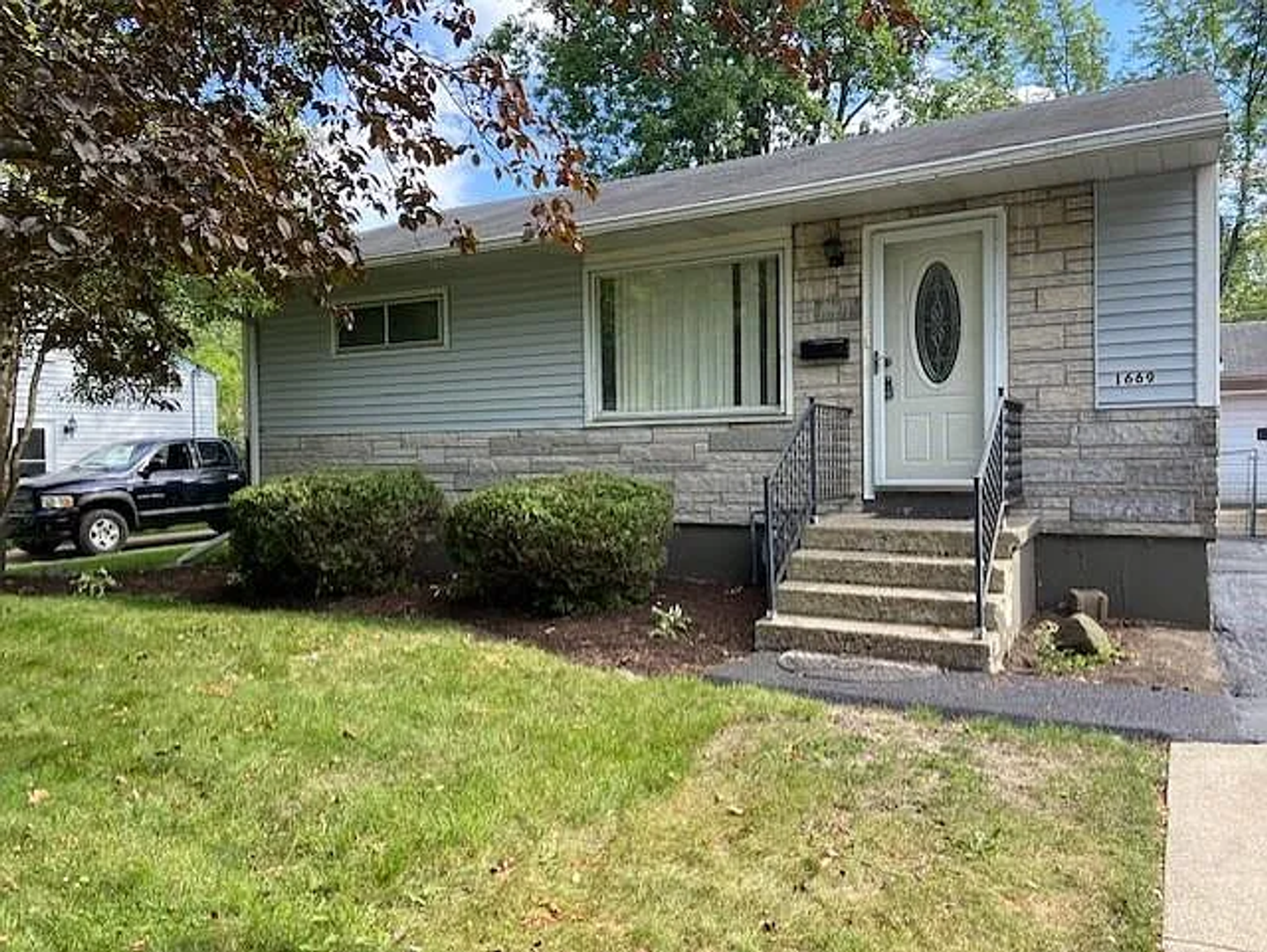 Waukegan House: 1669 W Rice St