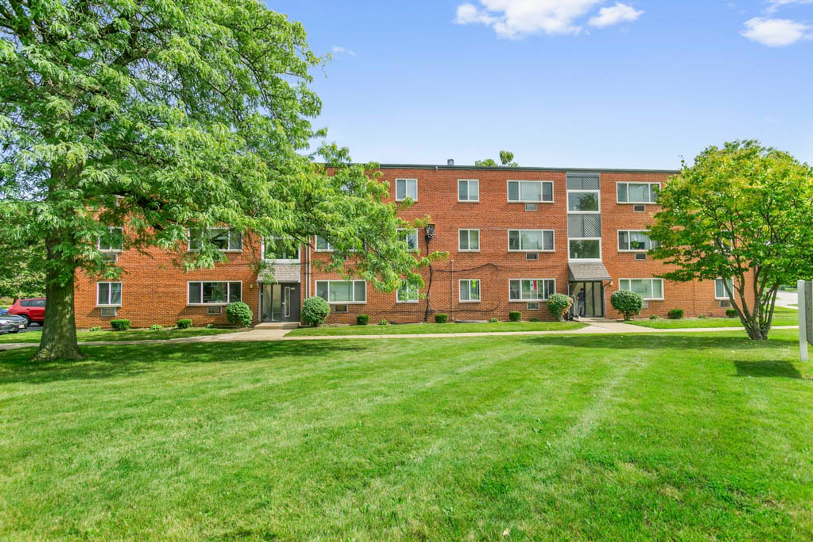 Waukegan Apartment: 2021 Western Ave