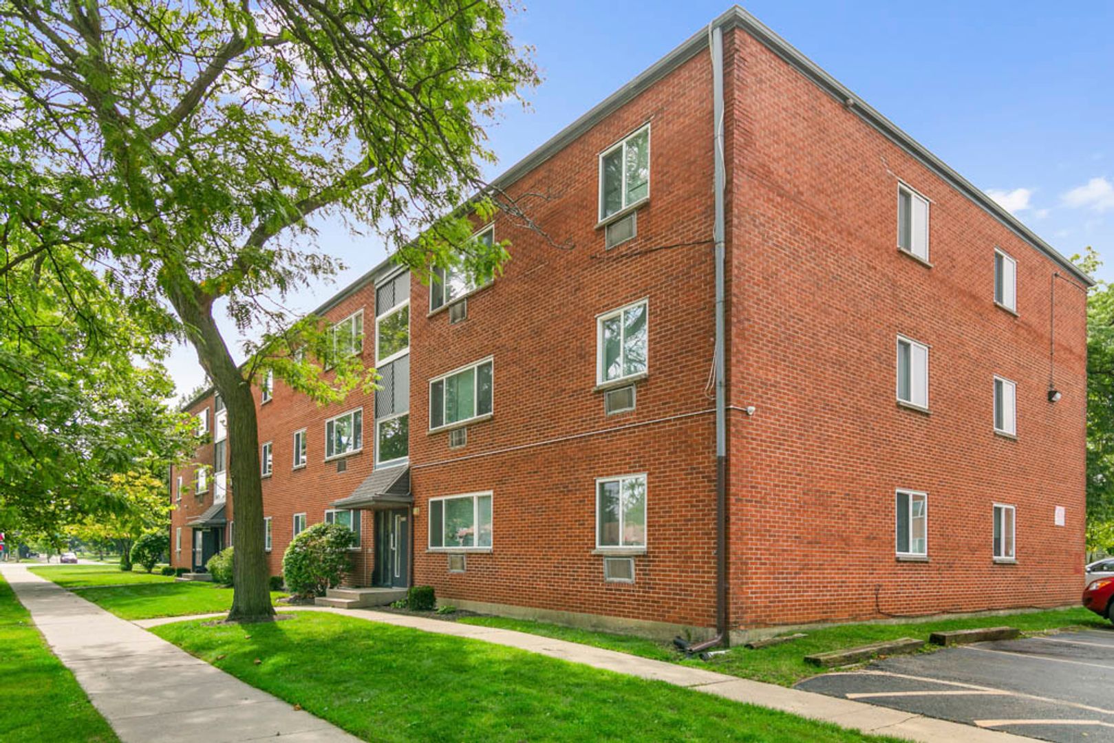 Waukegan Apartment: 2020 Linden Ave