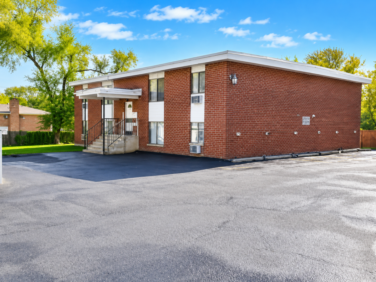 Waukegan Apartment: 1039 McAree Rd
