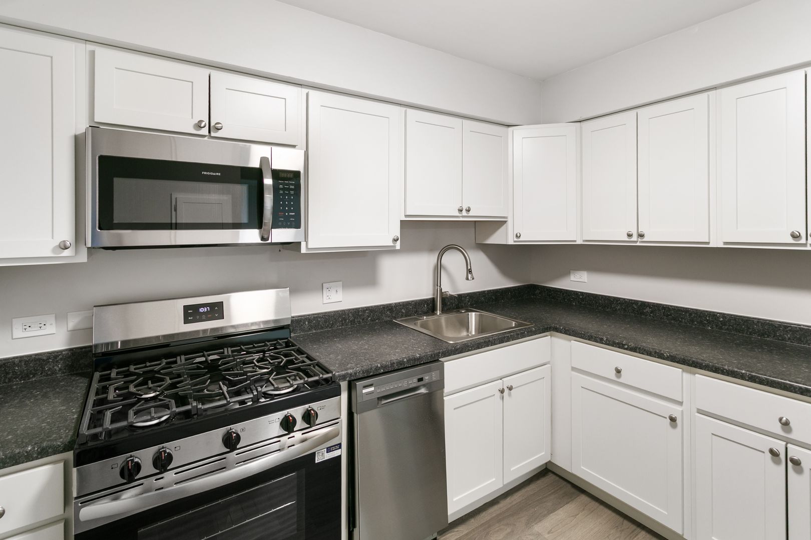 Libertyville House: 705 S. Milwaukee Ave Unit 108