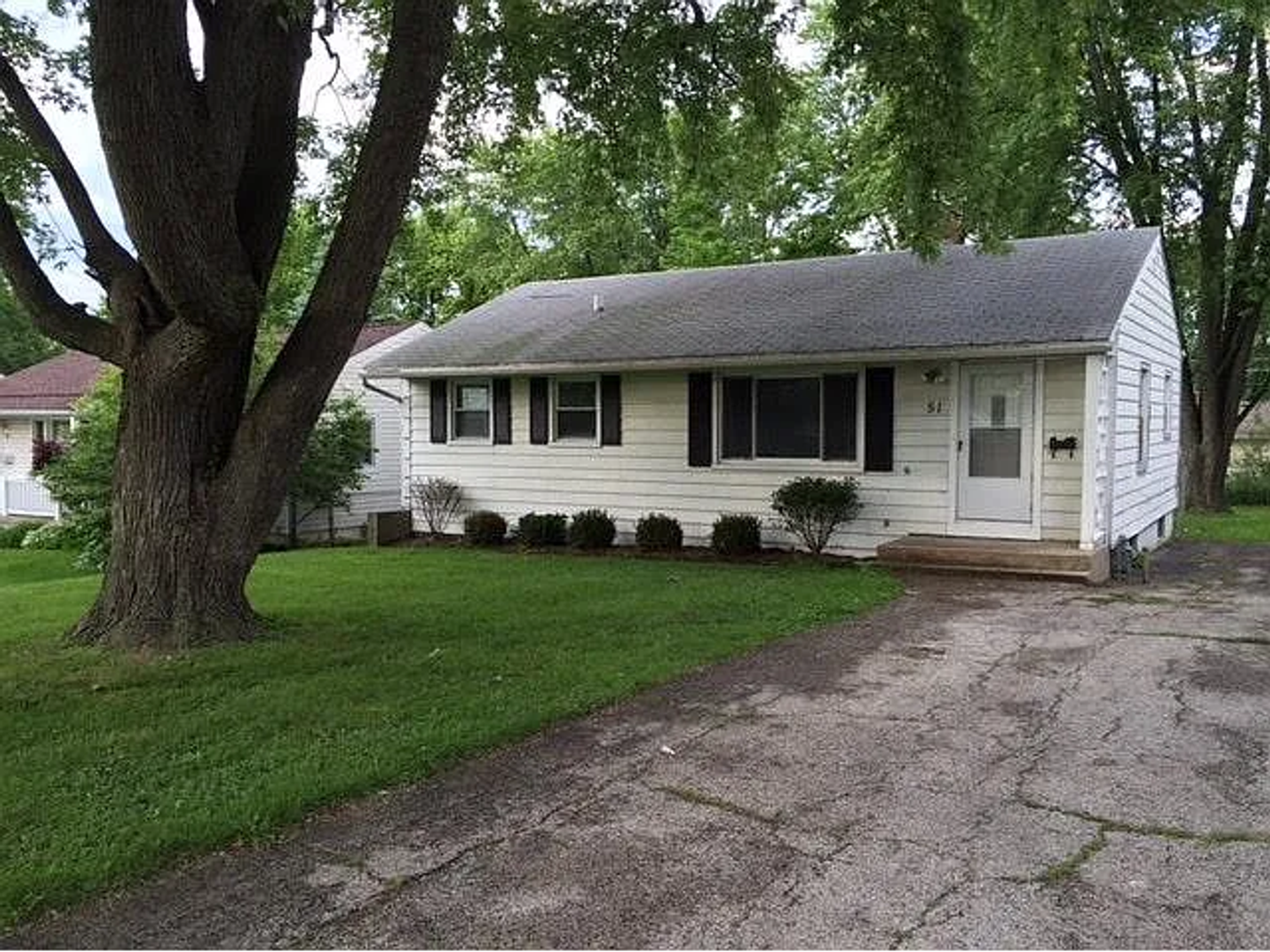 Mundelein House: 51 S Seymour