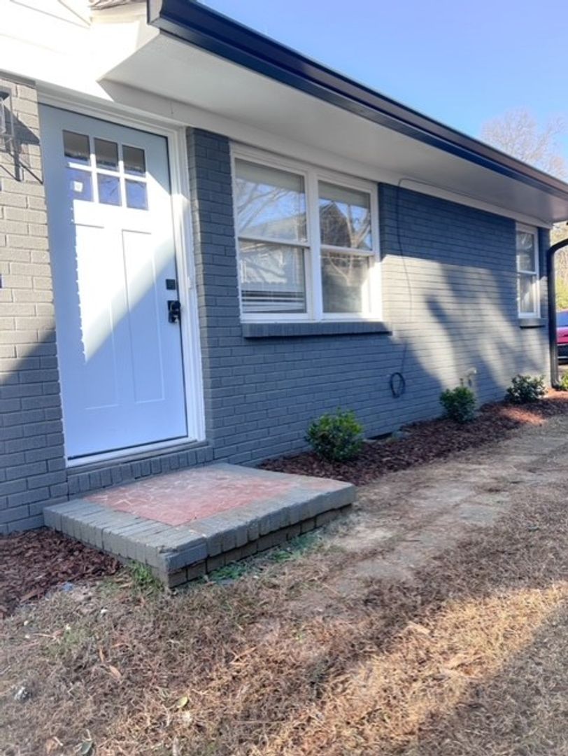 Charlotte House: 2314 Rozzelles Ferry Rd