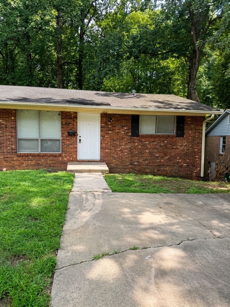 Charlotte House: 4641 Highlake Dr