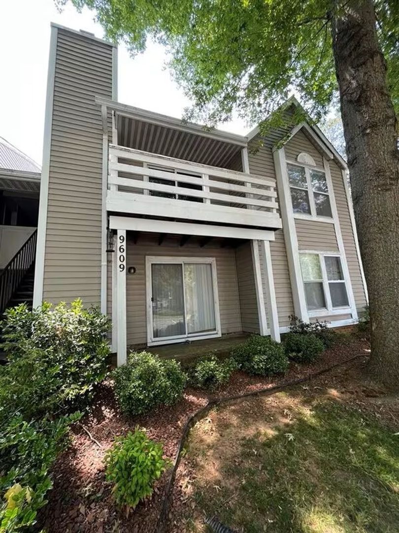 Charlotte House: 9609-D Vinca Circle