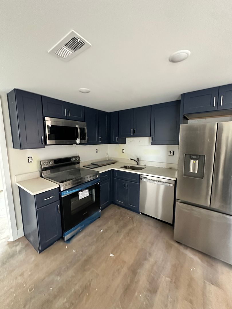 Washington Apartment: 945 52nd St NE