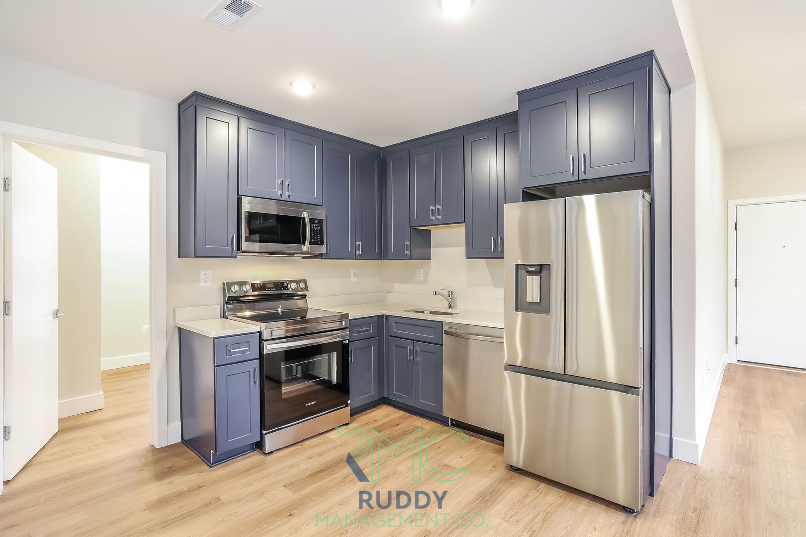 Washington Apartment: 945 52nd St NE