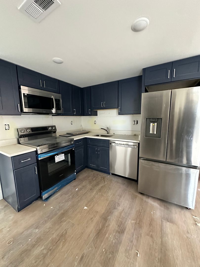 Washington Apartment: 945 52nd St NE