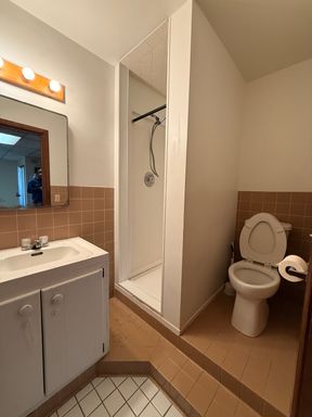 One-bedroom lower apartment