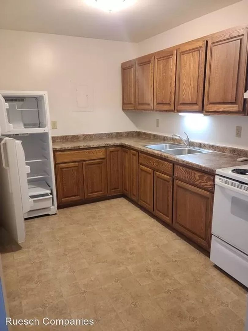 Rudolph Apartment: 6934 Hillcrest Avenue