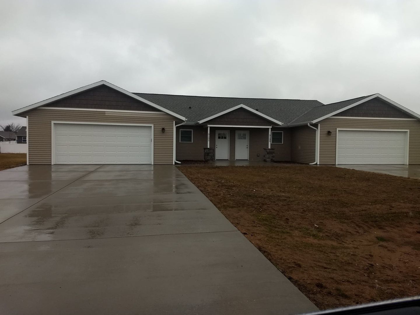 Plover Apartment: 3130/3132 Barrington Place