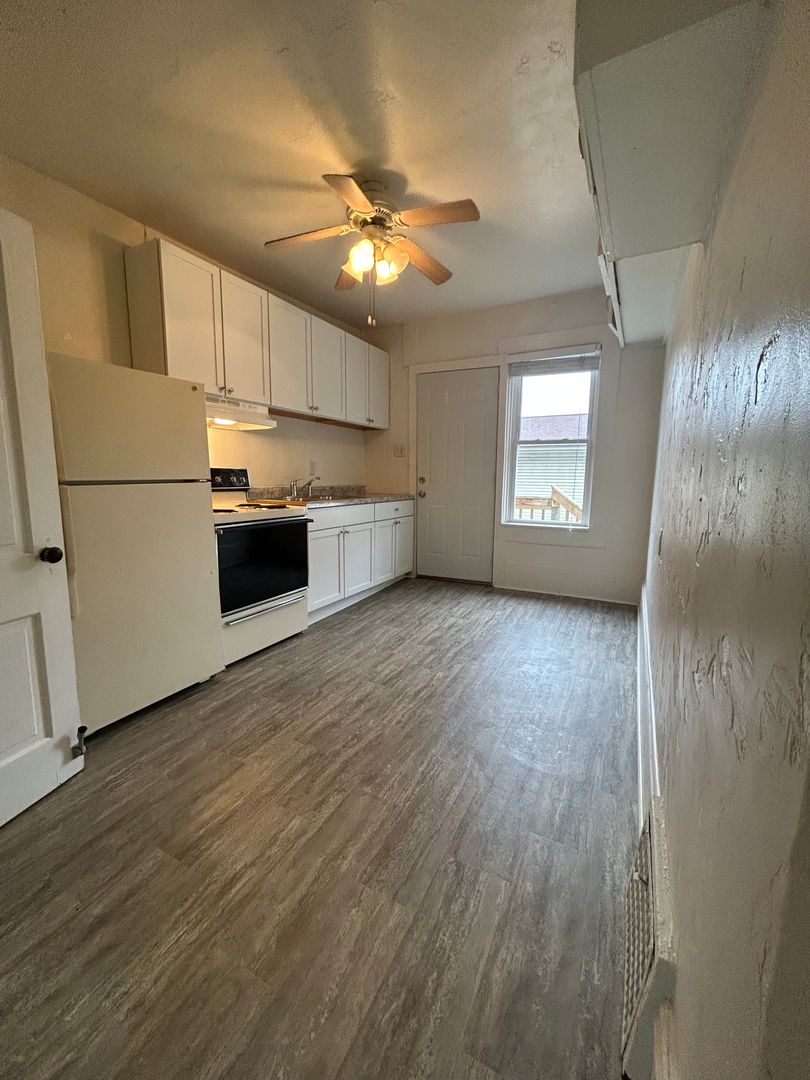 Green Bay Apartment: 208 S Webster Ave