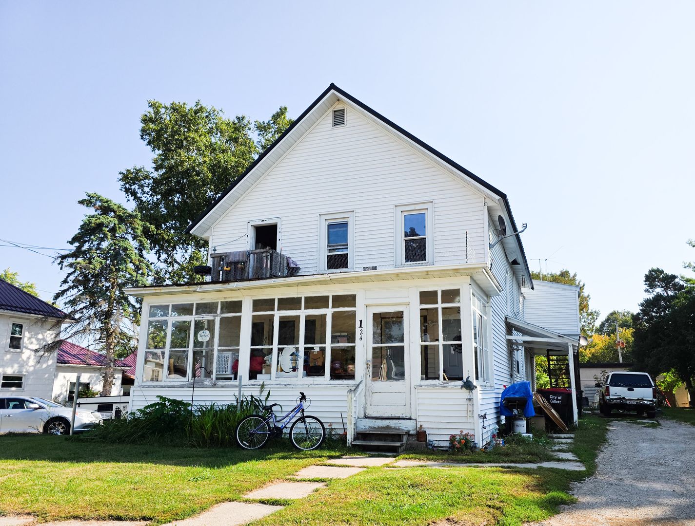 Gillett Apartment: 124 S Lake Street