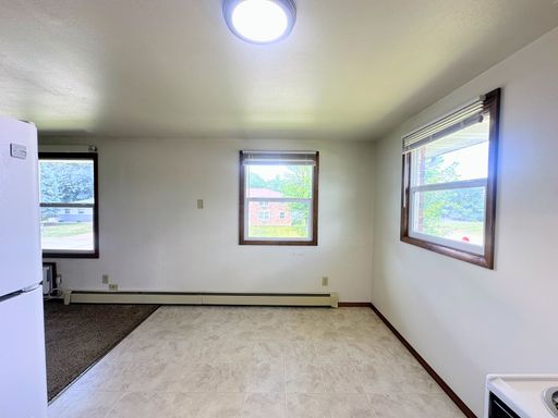 2 Bedroom, 1 Bathroom Apartment near Ashwaubenon – photo 1