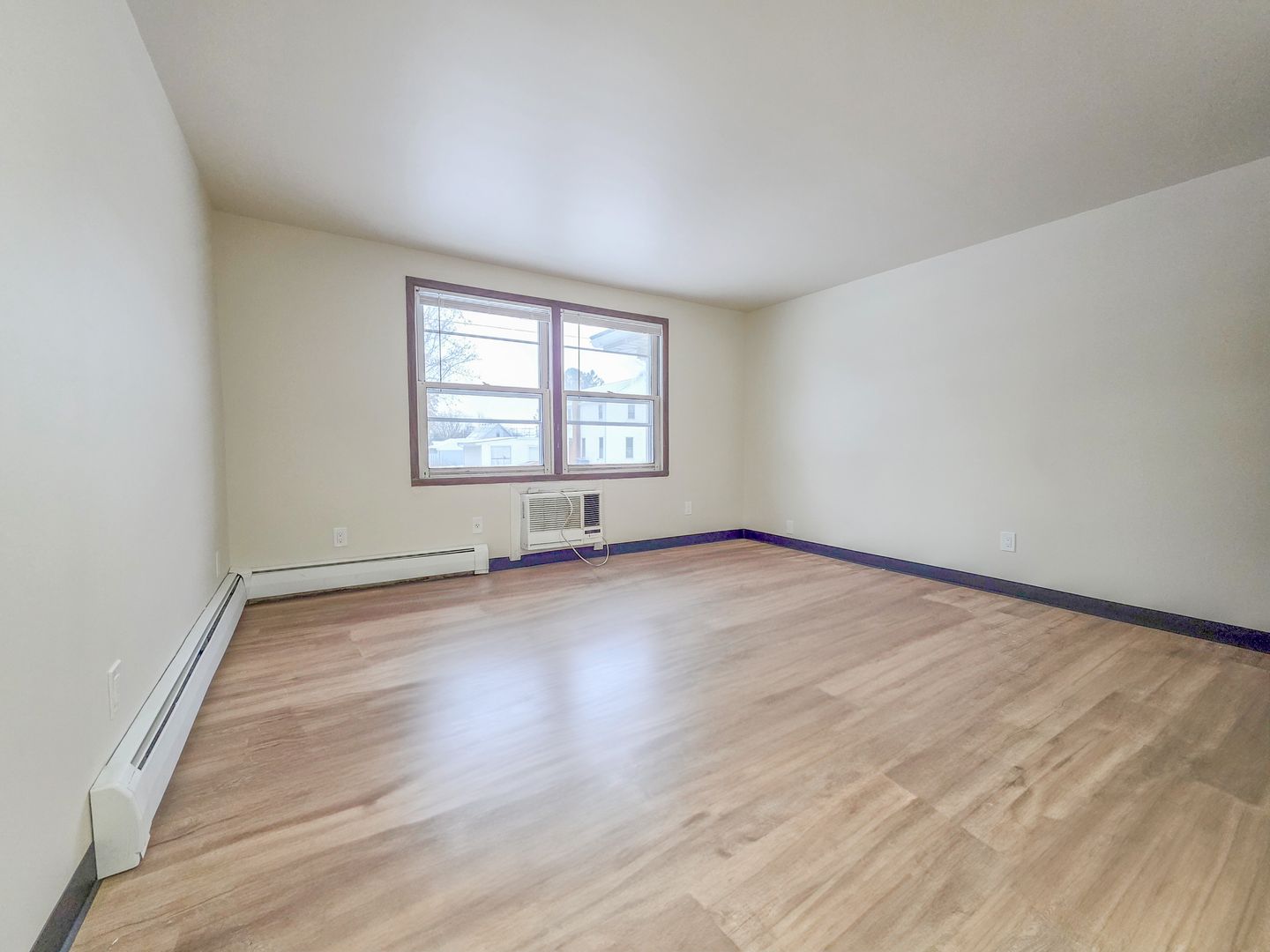 De Pere Apartment: 207 Fort Howard Ave.