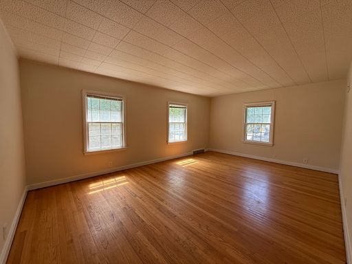 1 Bed, 1 Bath Upper Apartment - West Side of Green Bay! – photo 1