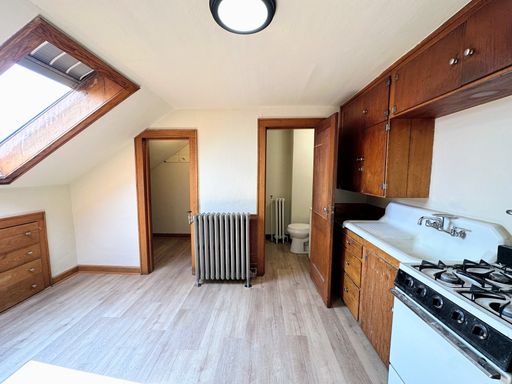 Charming Dog-Friendly Studio with Skylight in Green Bay!