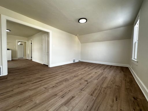 Recently Renovated 2 Bedroom 1 Bath Upper Duplex Available In September! – photo 1