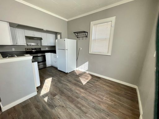 2 Bedroom 1 Bath Townhouse Style Triplex With Electric Included! – photo 1