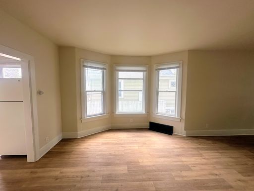 2 Bedroom Lower Duplex With Garage – Green Bay – photo 1