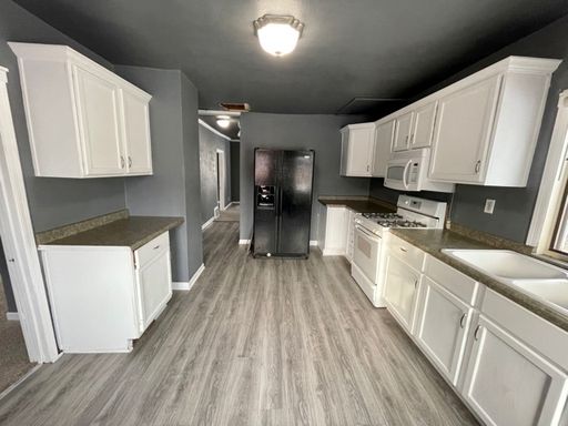 Beautiful 3 Bedroom 1 Bath Lower Duplex Available Mid October! – photo 1