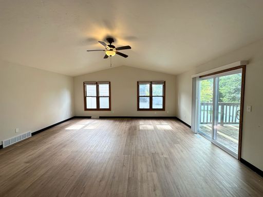 Spacious 3 Bedroom, 2 Bathroom Duplex with 2-Car Garage – Green B – photo 1