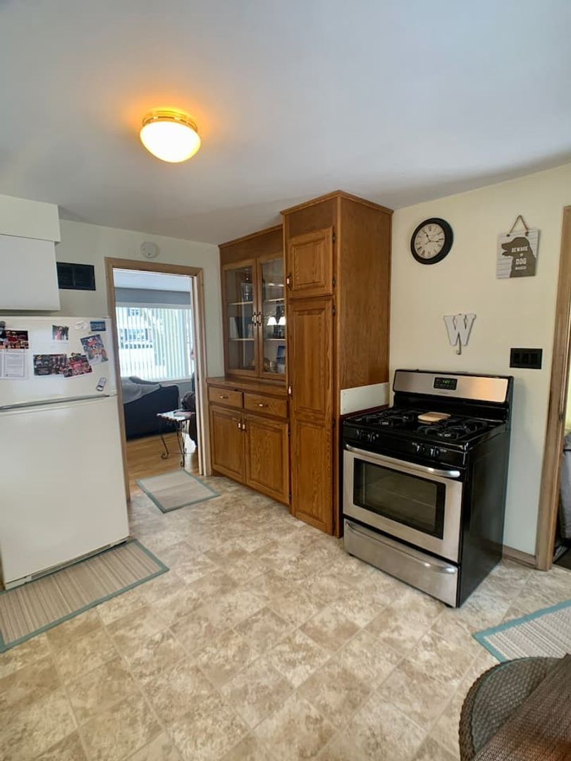 Green Bay Apartment: 1190 9th St
