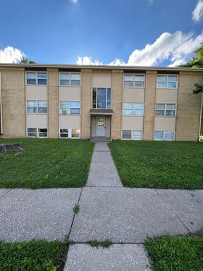 Spacious 2 Bedroom Near Shopping & I-88