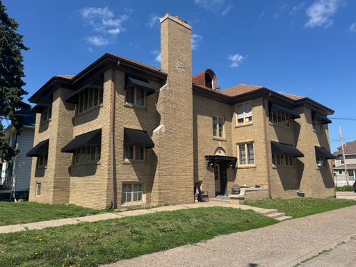Charming 1-Bedroom Apartment near St. Ambrose University! – photo 1